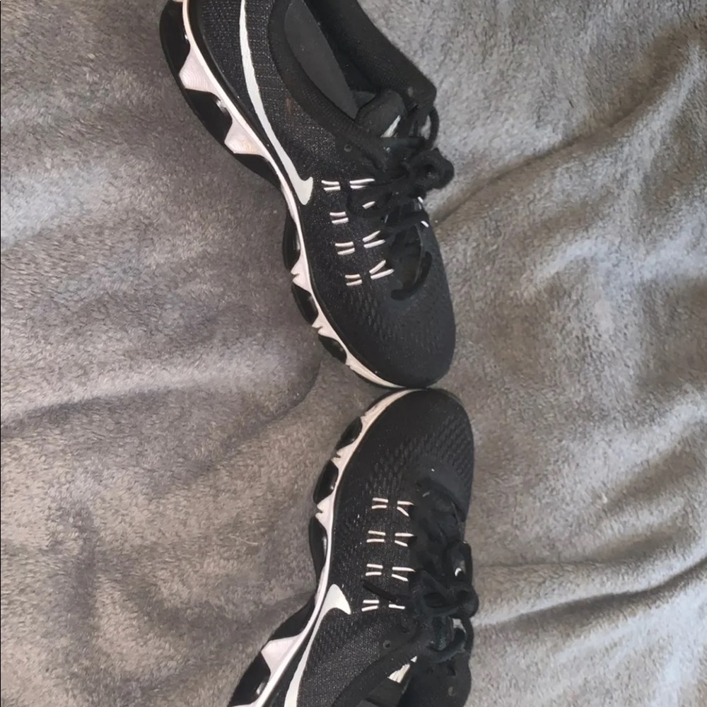 Size 7 women’s nike sneakers